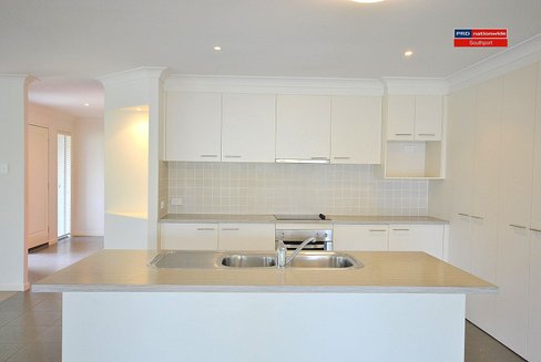 8 Lillypilly Court, HELENSVALE QLD 4212