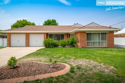 8 Magnolia Parade, LAKE ALBERT NSW 2650