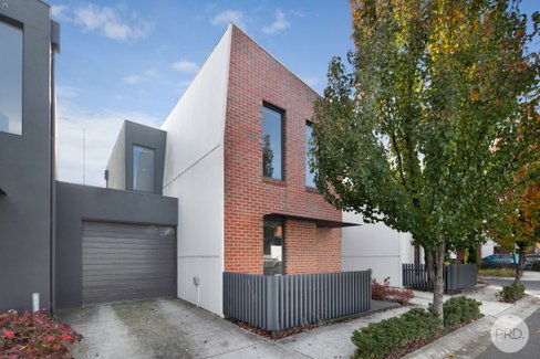 8 Monteith Place, LAKE WENDOUREE VIC 3350