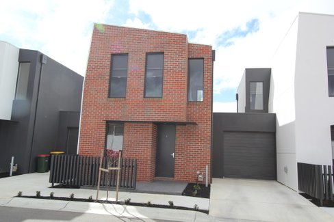 8 Monteith Place, LAKE WENDOUREE VIC 3350