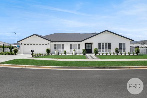 8 Mulga Place, TAMWORTH NSW 2340