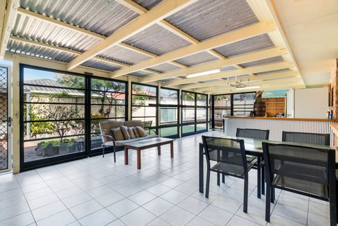 8 Oakland Court, BURLEIGH WATERS QLD 4220