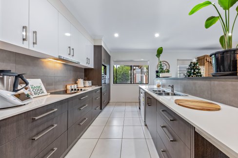 8 Pearl Street, CANNONVALE QLD 4802