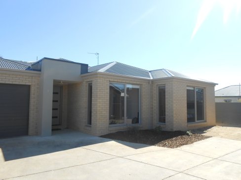 8 Pozieres Place, SEBASTOPOL VIC 3356