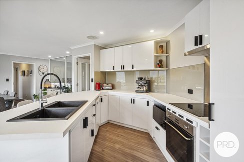 8 Radiata Drive, LINDISFARNE TAS 7015