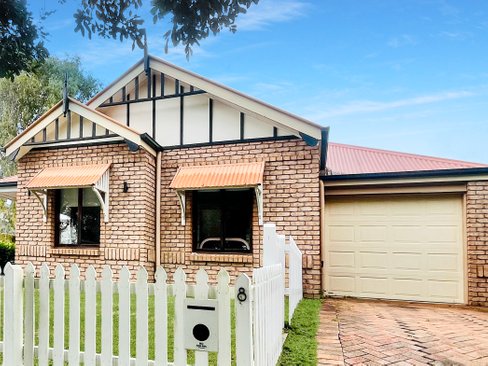 8 Ranier Crescent, VARSITY LAKES QLD 4227