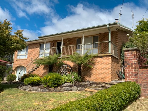 8 Royden Close, BATLOW NSW 2730