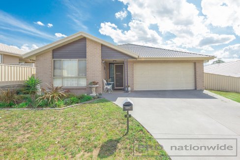 8 Sapphire Drive, RUTHERFORD NSW 2320