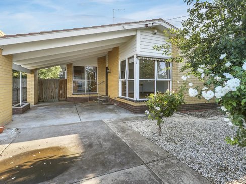 8 St James Street St Albans Park 3219