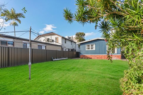 8 Sunshine Parade, Miami QLD 4220