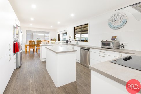 8 Tenth Street, WESTON NSW 2326