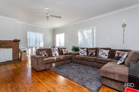 8 Thirteenth St, Warragamba NSW 2752