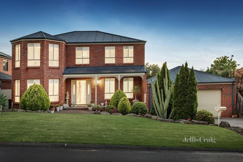 8 Viewgrand Way Greensborough 3088