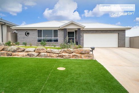 8 Waterhouse Avenue, LLOYD NSW 2650