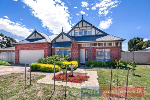 8 Yootha Court, MINERS REST VIC 3352