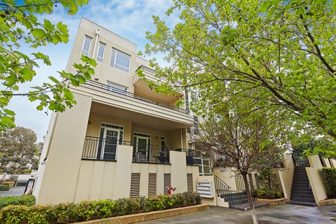 8/2 Graham Street Port Melbourne 3207