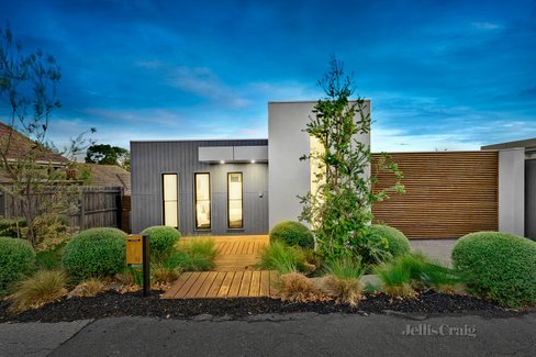 82 Valley Parade Glen Iris 3146