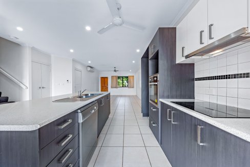 8/25 Abell Road, CANNONVALE QLD 4802