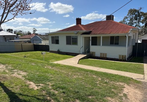 86 Russell Street, TUMUT NSW 2720