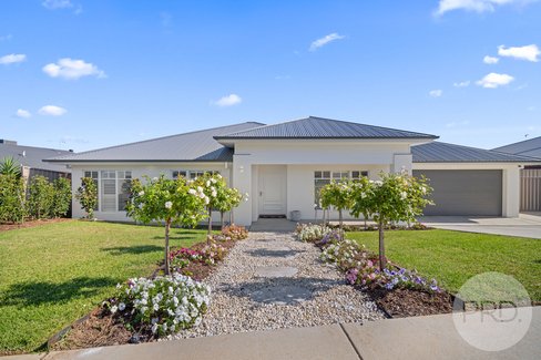 87 Bradman Drive, BOOROOMA NSW 2650