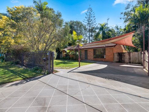 9 Bronhill Street, CURRUMBIN WATERS QLD 4223