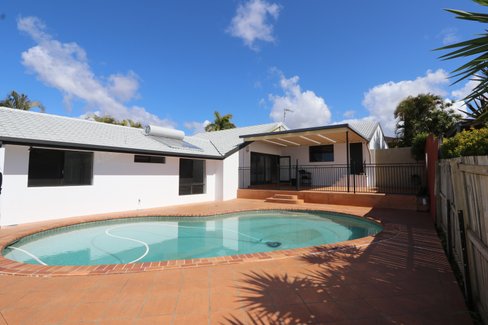 9 Chartwell Drive, BENOWA QLD 4217