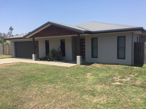 9 Companion Way, CANNONVALE QLD 4802