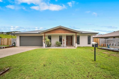 9 Companion Way, CANNONVALE QLD 4802