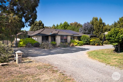 9 Creek Street, MINERS REST VIC 3352