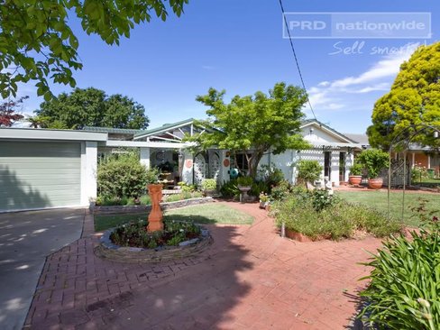 9 Dalkeith Avenue, LAKE ALBERT NSW 2650
