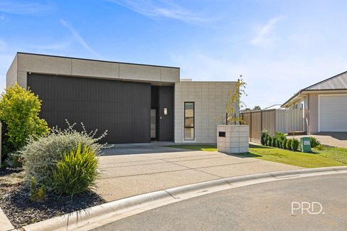 9 Denny Crescent, GOBBAGOMBALIN NSW 2650