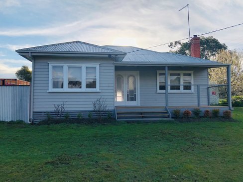 9 Elizabeth Road, CRESWICK VIC 3363