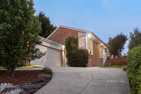 9 Howqua Court Warranwood 3134