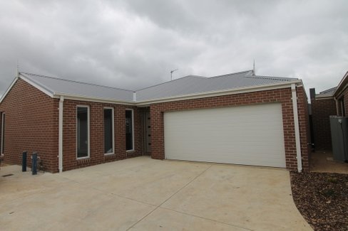 9 Pozieres Place, SEBASTOPOL VIC 3356