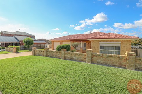 9 Rosebrook Row, EAST MAITLAND NSW 2323
