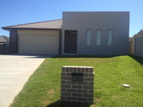 9 Water Gum Close, TAMWORTH NSW 2340
