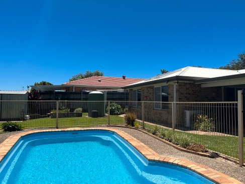 98 Clives Circuit, CURRUMBIN WATERS QLD 4223