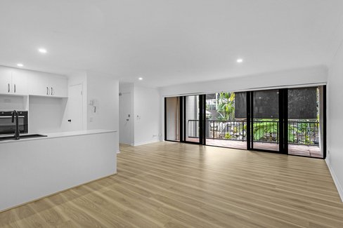 B20/1 Great Hall Drive, Miami QLD 4220