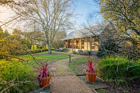 'Hawthorn Cottage' 2 St Agnes Place Kyneton 3444