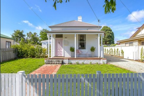 * Bowen Street Kyneton 3444