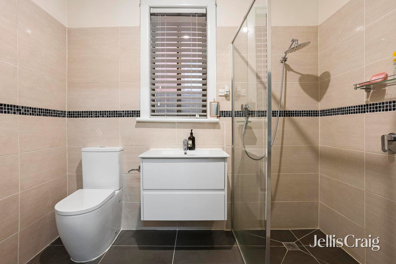 1 Ballinamona Street, Fairfield image 9