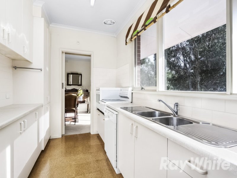 1 Betty Court, Mount Waverley image 3