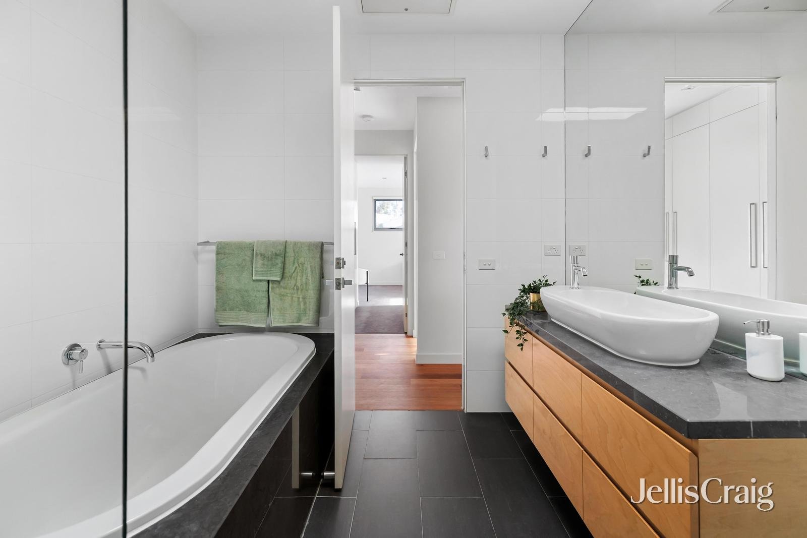 1 Brazier Grove, Kew image 15