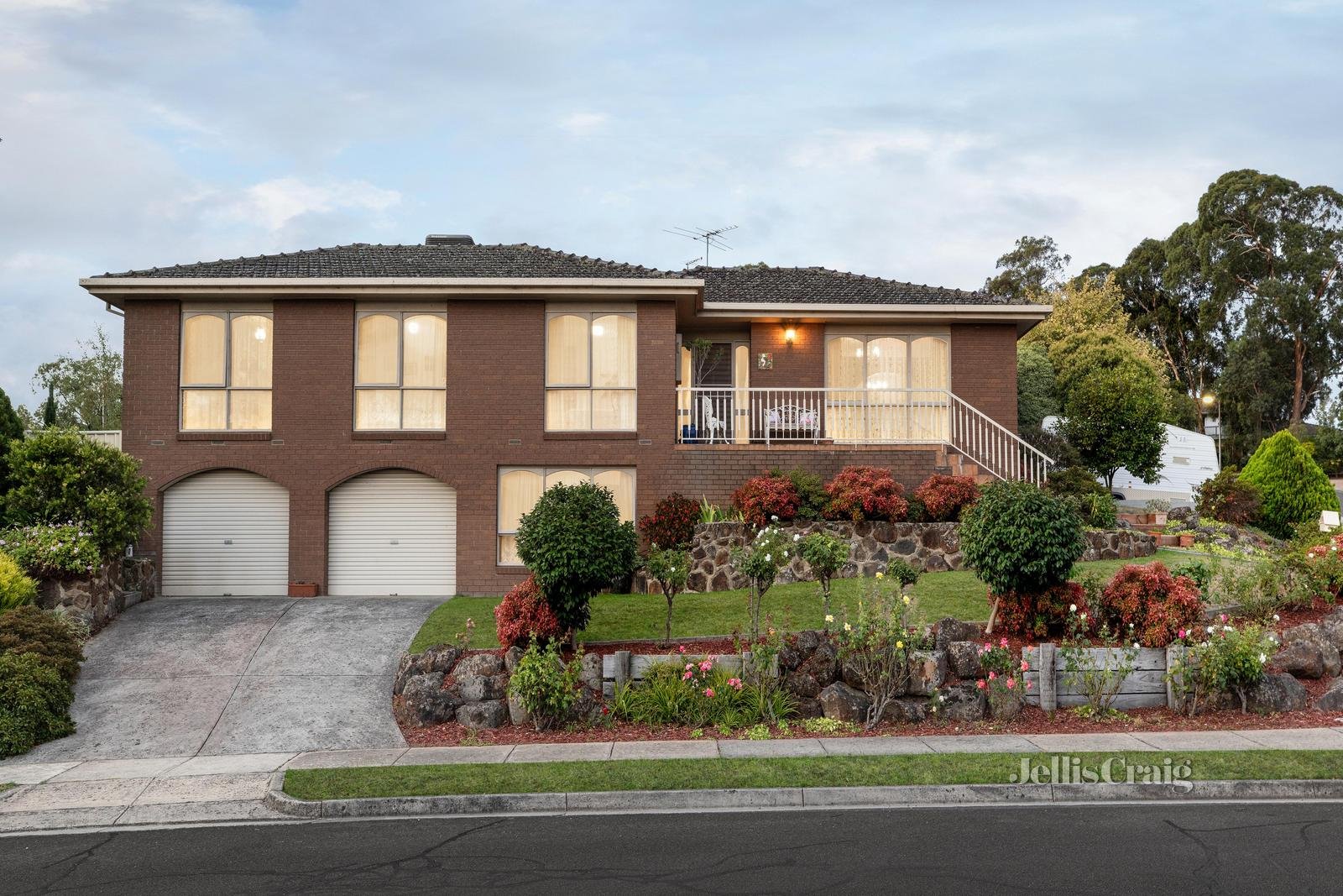 1 Carbora Dale, Greensborough image 1