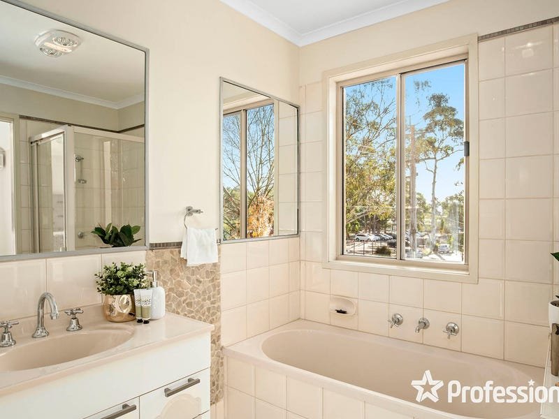 1 Charlwood Drive, Mooroolbark image 5