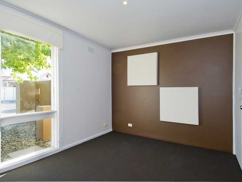 1 Coots Court, Rippleside image 4