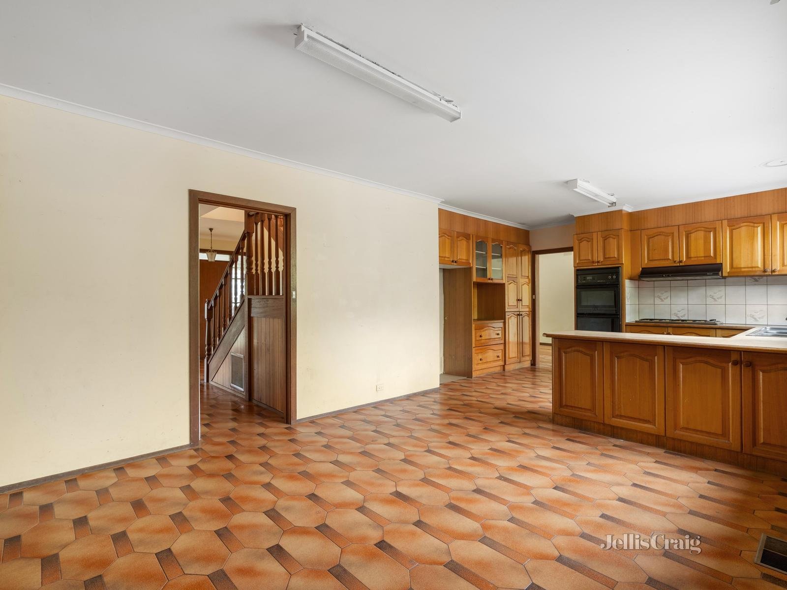 1 Donhaven Court, Templestowe image 4