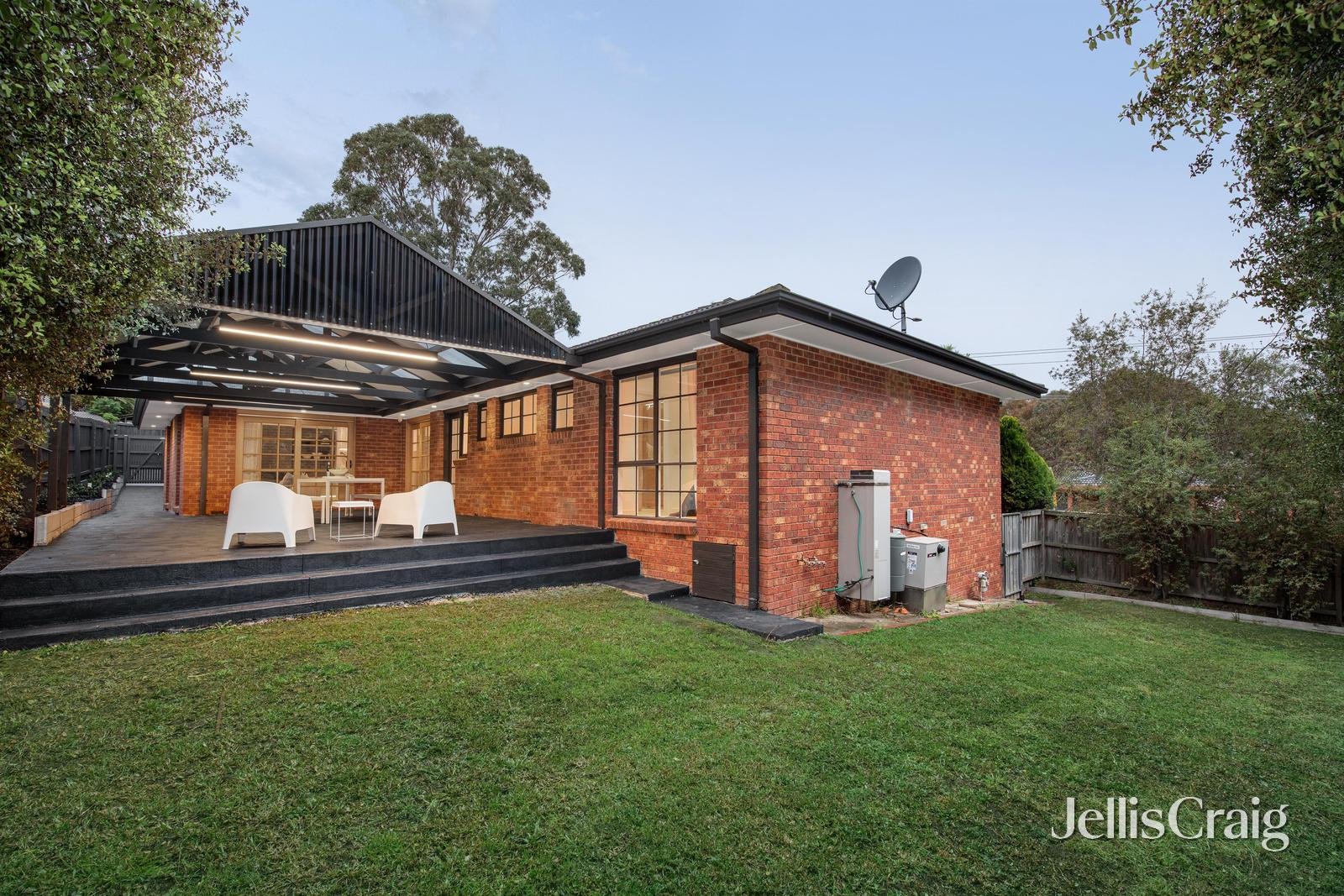 1 Elaroo Close, St Helena image 16
