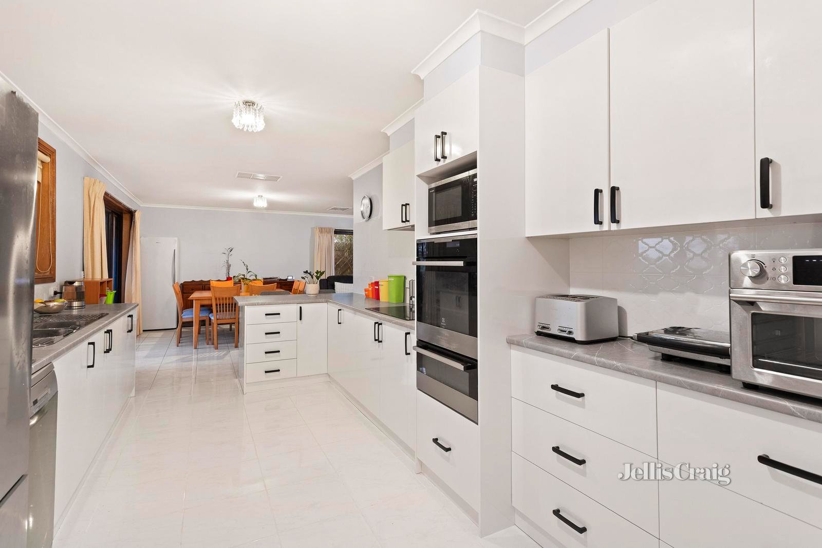 1 Farrer Court, Warranwood image 4