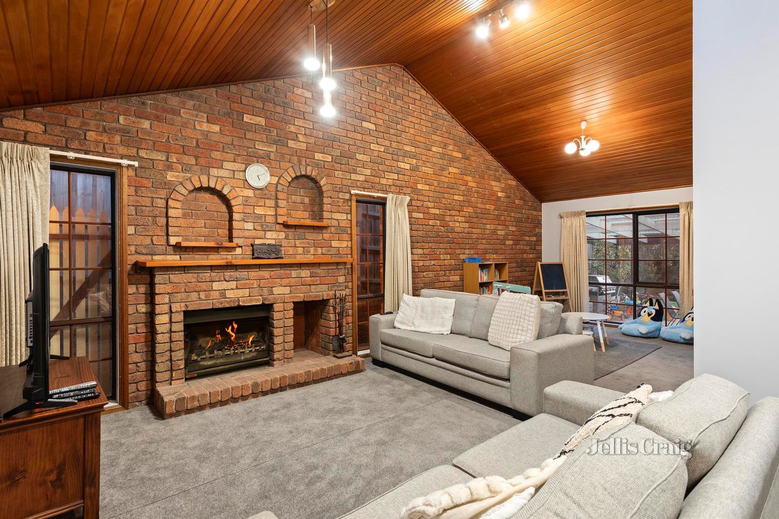 1 Farrer Court, Warranwood image 5